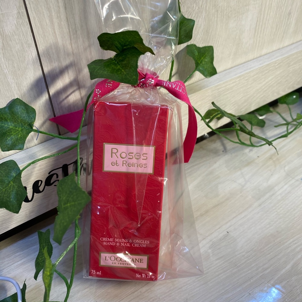 Loccitane ROSES ET RELENES hand and nail cream